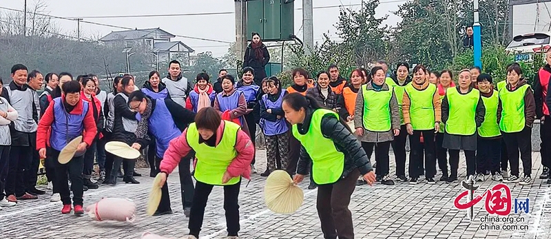 自贡市贡井区玉麒村举办农民工趣味运动会 共享欢乐时光