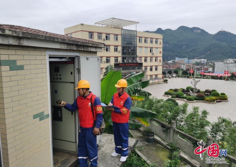 “紅馬甲”進校園 “電”亮開學季——四川能投筠連電力開展校園安全用電檢查