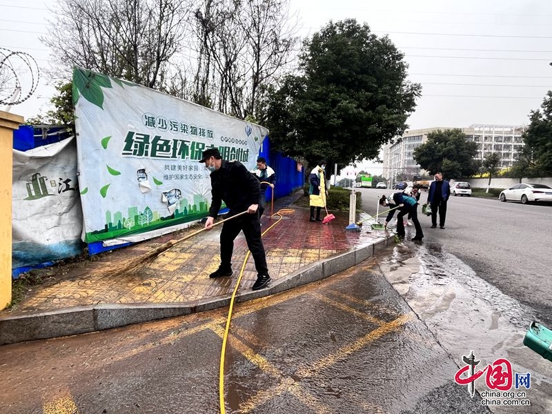 清道路，保出行！瀘州市江陽(yáng)區(qū)茜草幼兒園黨支部開(kāi)展志愿服務(wù)日活動(dòng)