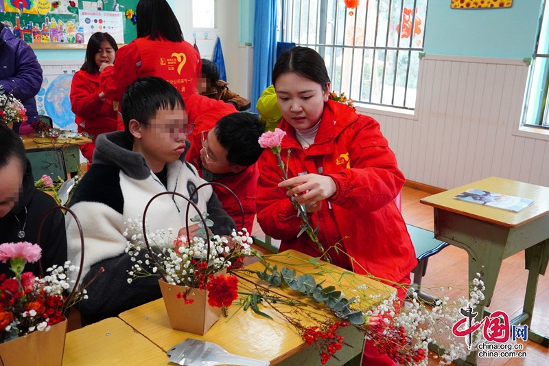 四川德陽(yáng)：踐行雷鋒精神  用愛(ài)守護(hù)“折翼天使”