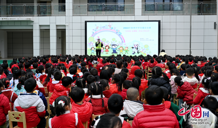 寓“教”于樂 | 在交通安全宣傳課上 南充營山交警與幼兒賽“拔河”