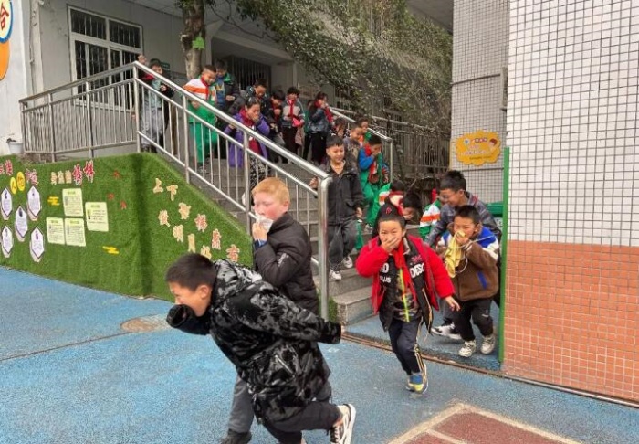 遂宁市明月小学校举行消防安全应急疏散演练 强化师生安全意识