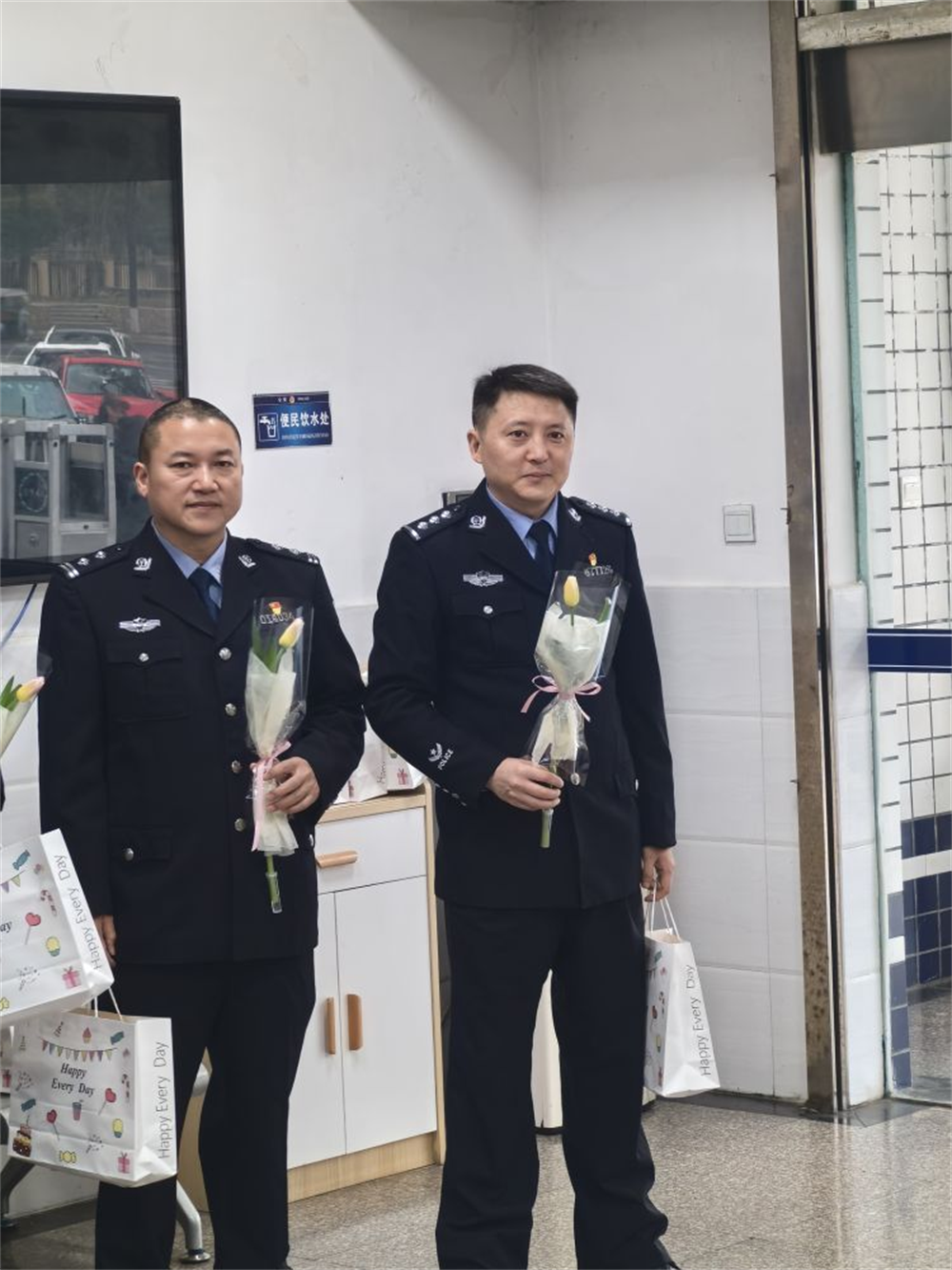 成都双流公安：警花警妈 共绽芳华