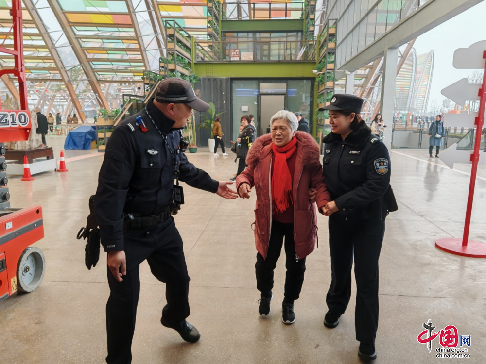 点赞！老人丢背包，民警“包”找回