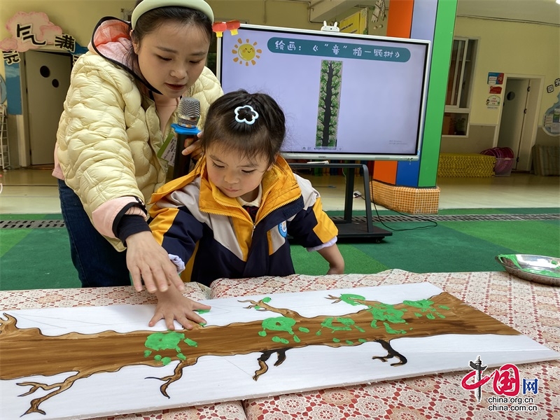 瀘州市江陽區(qū)新馬路幼兒園開展植樹節(jié)主題升旗展演