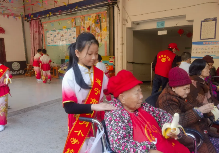 遂宁市明月小学师生走进养老院开展“学雷锋 树新风”志愿者活动