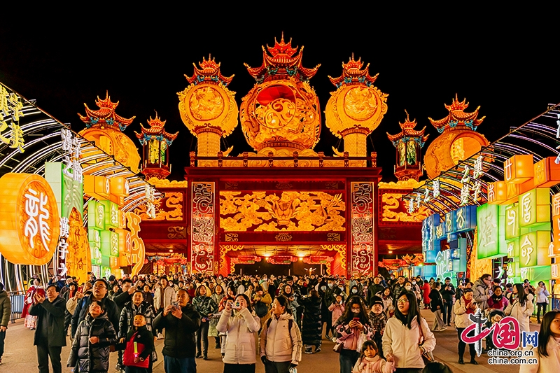 自贡灯会推出“春日特惠”活动，生肖属“龙”及穿汉服游客享半价门票