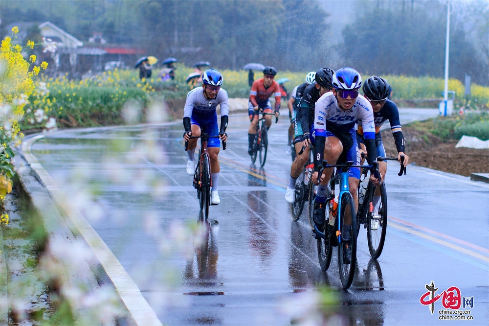 【组图】第七届中国·安州环山环湖自行车公开赛 吸引千余名选手雨中竞技
