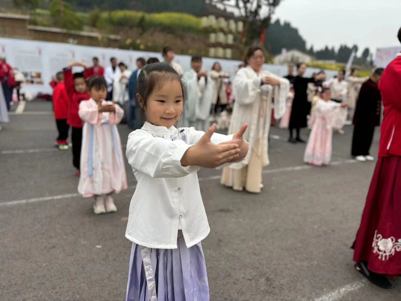 大英博美卓尔幼稚园开展“国风古韵 梦回宋井”春游活动