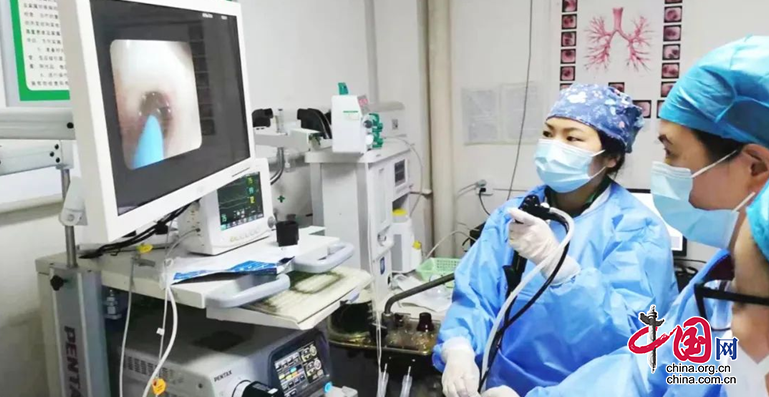 南充市西充县人民医院成功为一名支气管狭窄患者实施支气管镜下球囊扩张手术
