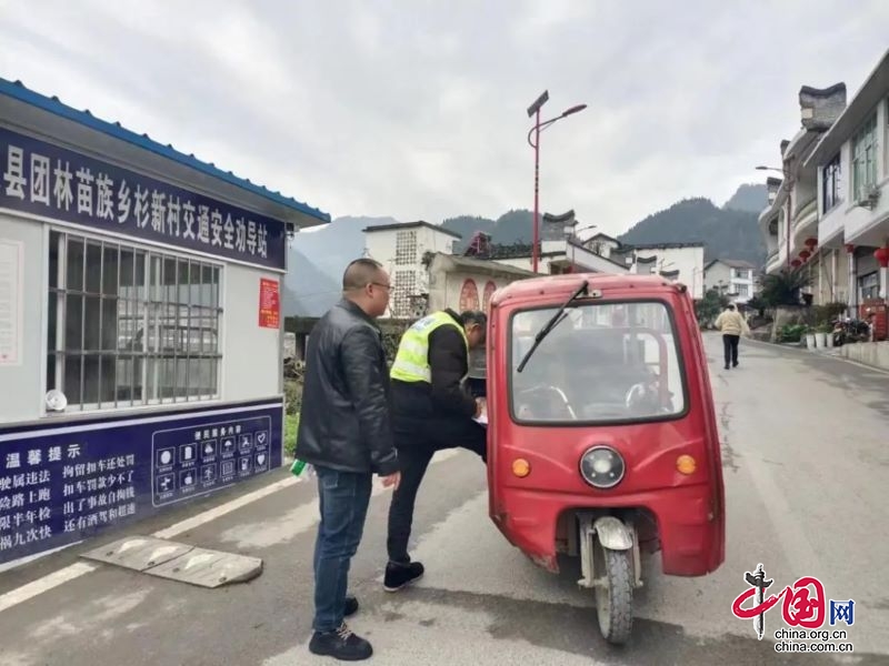 筠连县：“三个劝导”护航道路交通安全