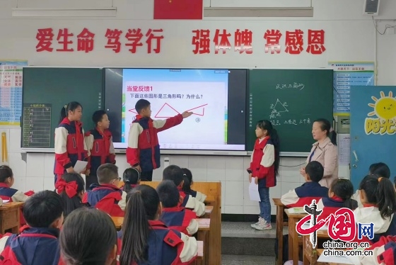 宜宾市大运实验学校：翠屏区第六学区视导进课堂