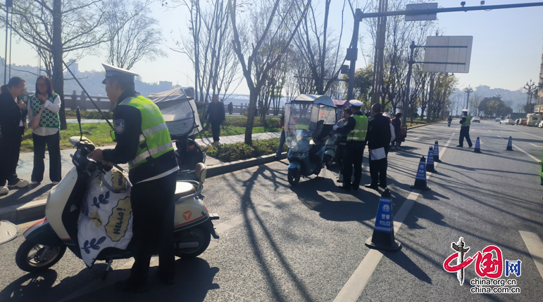 四川南充南部縣公安交警：重拳治理“兩車”亂象 助力文明城市創(chuàng)建