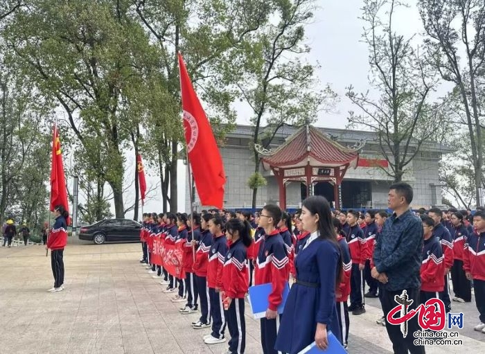 缅怀革命先烈，传承红色基因——宜宾市南溪四中开展清明节烈士陵园扫墓活动