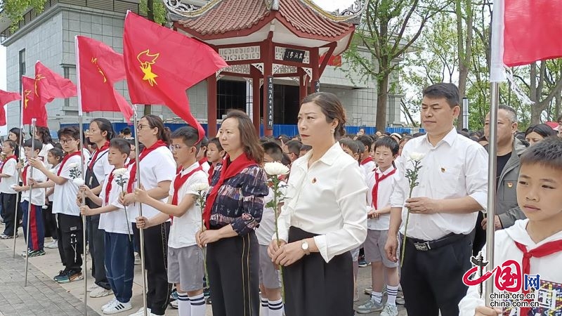 宜宾市南溪区丽雅小学校开展清明节“祭奠烈士英魂，传承革命精神”扫墓活动