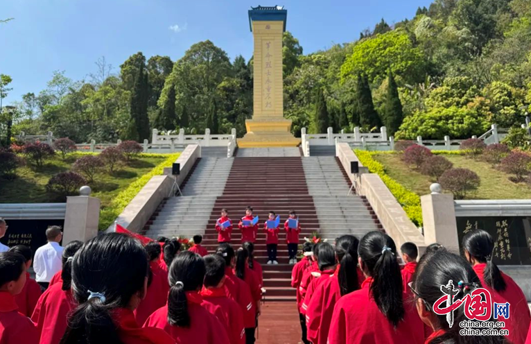 南充潆溪小学开展“缅怀革命先烈·赓续红色精神”主题清明祭扫活动