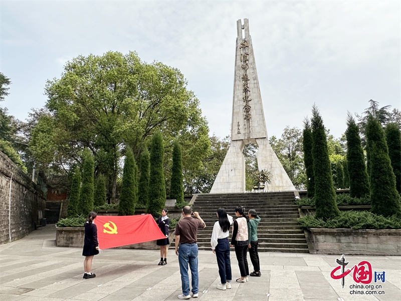 瀘州市人民南路幼兒園黨支部開展“清明潤情，與之相憶”清明祭英烈主題活動