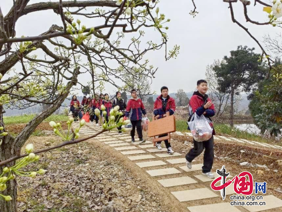 绵阳市第十六中学开展“绿色农耕”研学活动