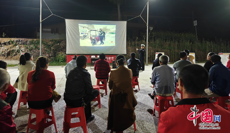 美麗鄉(xiāng)村行 | 讓夜晚的鄉(xiāng)村“有聲有色” 四川南充營山公安交警開展警示電影下鄉(xiāng)活動