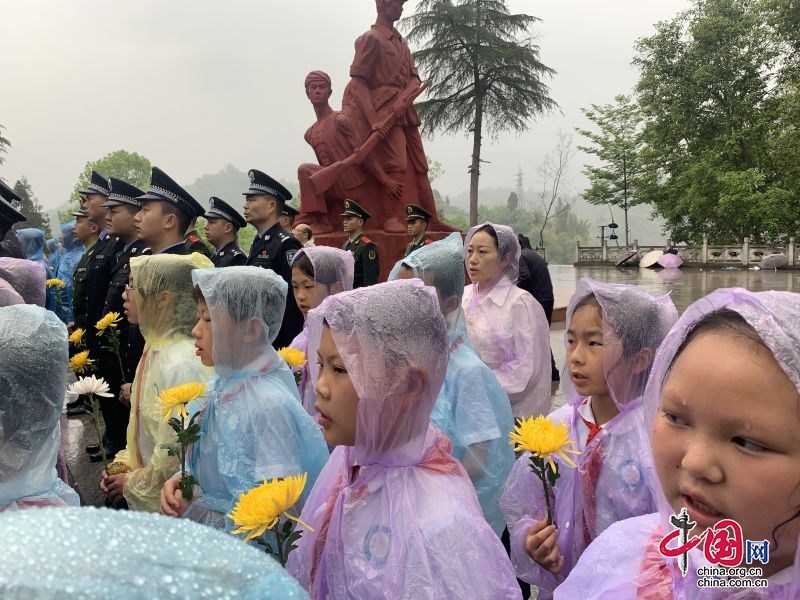 沐川县幸福小学参加清明公祭活动