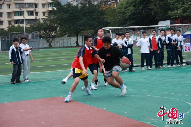 乐山市沙湾区沫若中学：高一七、八班篮球赛 精彩“篮”不住