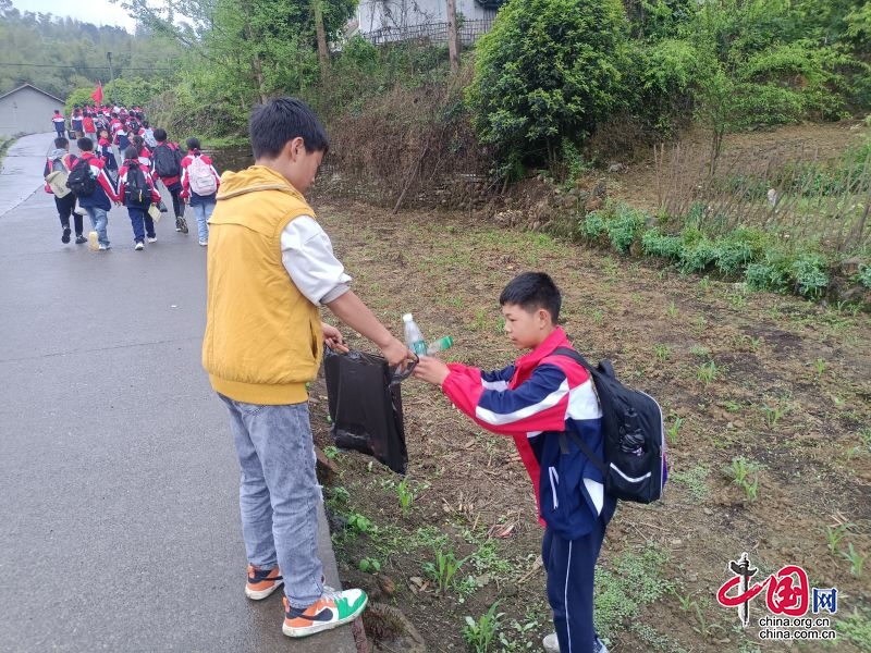 行家乡路，赏家乡景，悟家乡情——乐山市沙湾区葫芦中学开展远足拉练研学活动