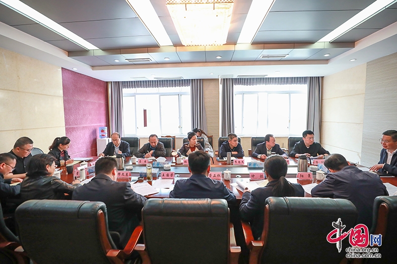 自贡市总工会：龙腾鑫主持召开市总工会与市级相关部门座谈会议