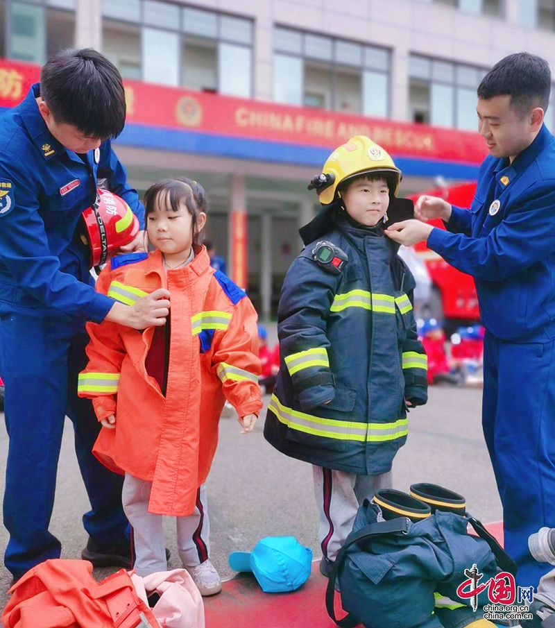 自贡市自流井区东方小学学生走进沿滩区消防大队致敬消防员