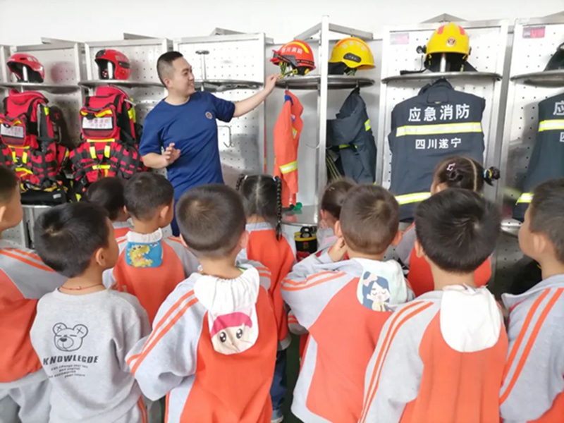 大英博美卓尔幼稚园组织孩子零距离学习消防知识