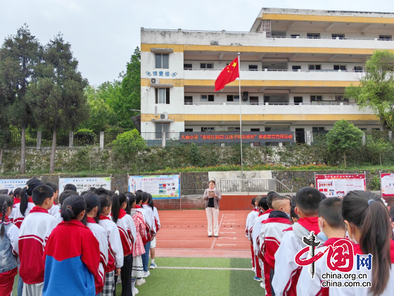 江油市大康小学开展“家校社协同，让孩子快乐成长”家庭教育宣传活动