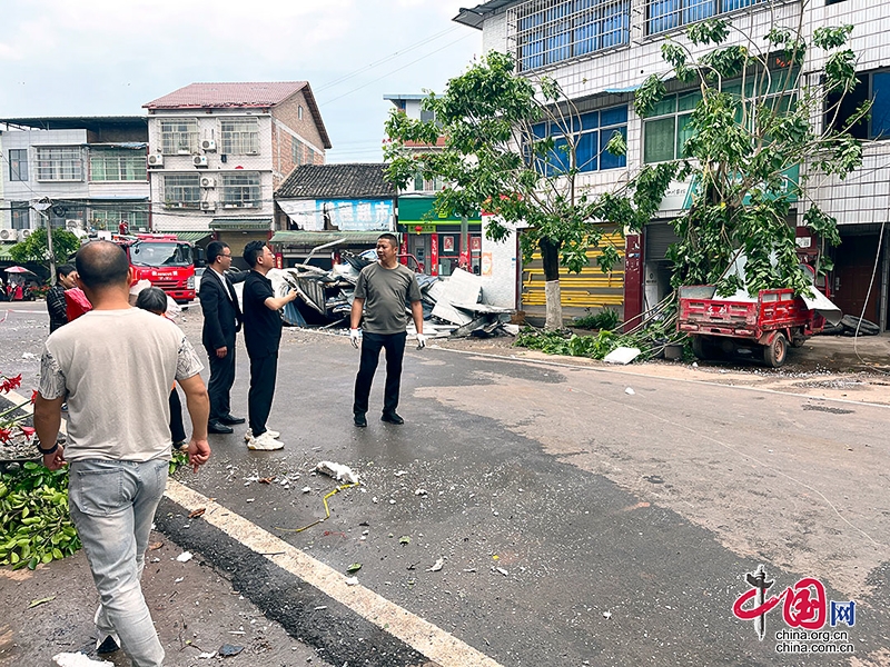 自贡市荣县乐德镇党员干部全力以赴投入灾后恢复工作