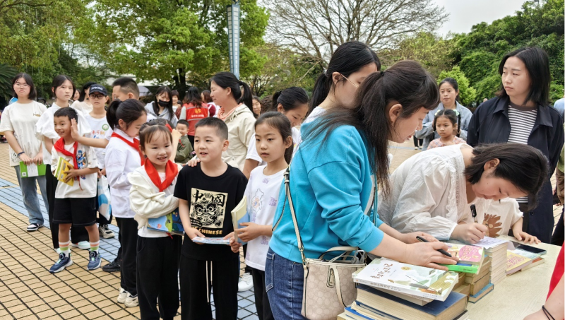 射洪市太和街道黃磉浩社區(qū)開(kāi)展“書(shū)香傳遞，愛(ài)心匯聚”捐書(shū)活動(dòng)