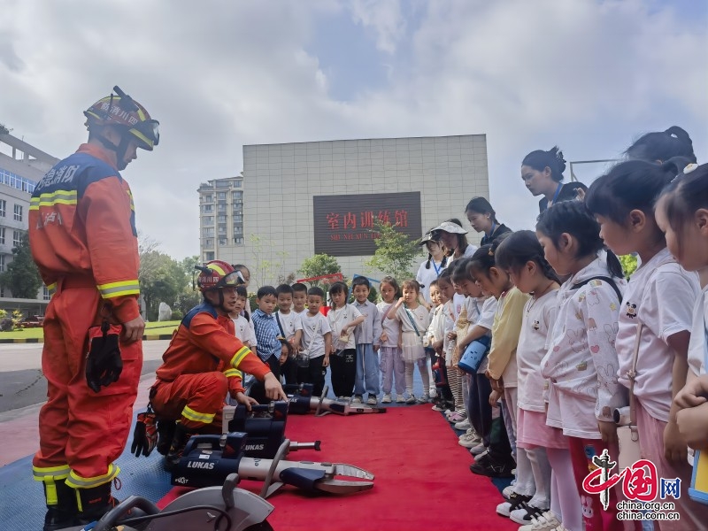 泸州市丹艳路幼儿园开展“消防在我心 安全伴我行”游学活动