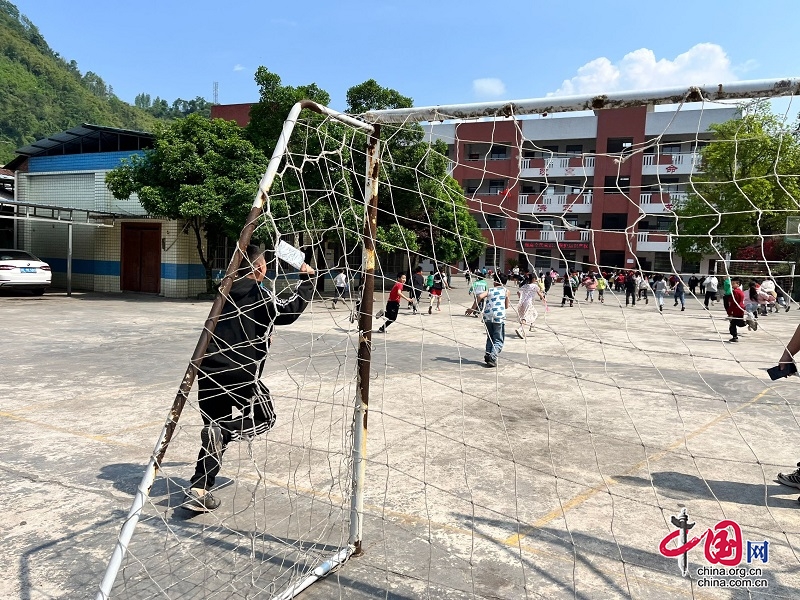 平安校园行 防暴警钟鸣——乐山市沐川县武圣小学开展防恐防暴演练活动