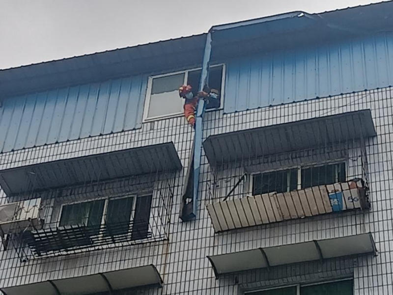 射洪市太和街道機房街社區：排水管脫落存隱患 社區及時處理解民憂