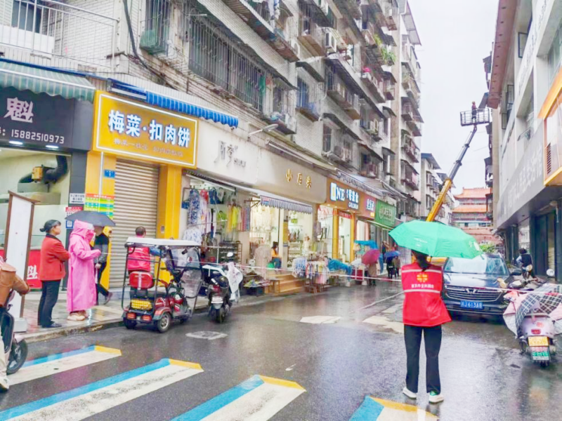 射洪市太和街道三元宮社區(qū)：及時處理露臺脫落鐵皮 消除安全隱患