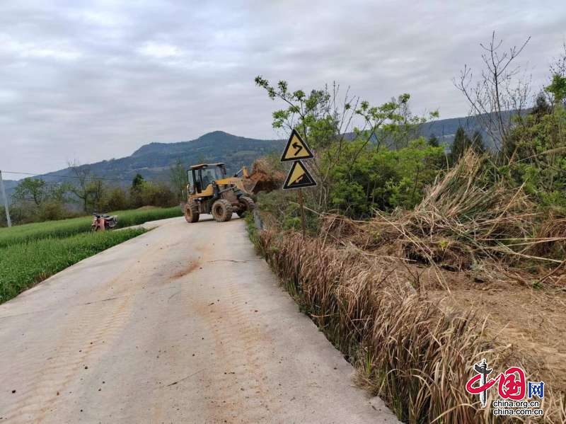 劍閣縣公興鎮(zhèn)：清理公路兩側(cè)雜草 助力人居環(huán)境整治