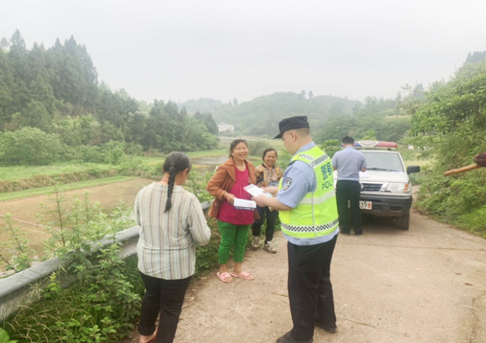 遂寧公安交警開(kāi)展逢場(chǎng)日“春播春耕”交通安全宣傳活動(dòng)