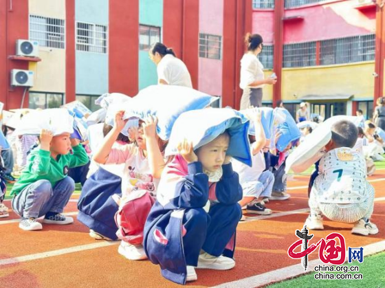 臨“震”不慌  安全“童”行 綿陽(yáng)市鹽亭縣岐伯幼兒園舉行防震減災(zāi)應(yīng)急演練活動(dòng)