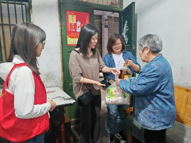 射洪市太和街道機(jī)房街社區(qū)走訪困難婦女 共筑關(guān)愛橋梁