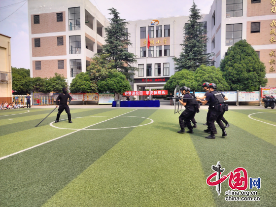 江油市彰明小學與江油市特警中隊開展“特警進校園，安全意識駐心間”活動