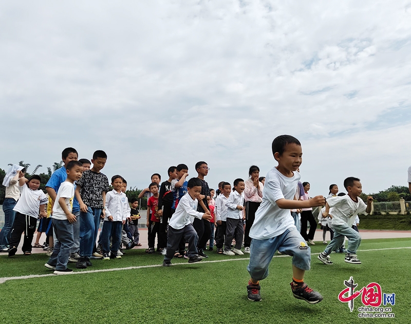 泸州市分水岭镇中心幼儿园开展“小学初体验，‘趣’做小学生”幼小衔接活动