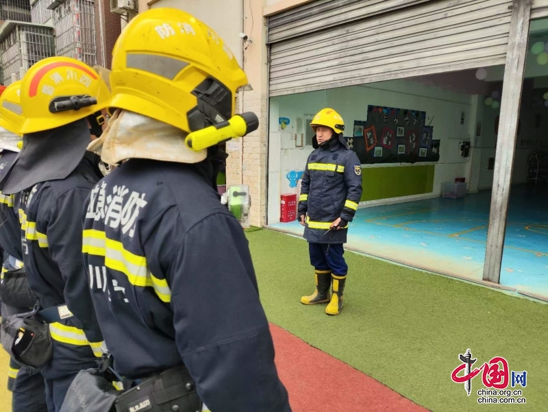 安居消防走進轄區(qū)迪士尼幼兒園開展滅火救援實戰(zhàn)演練