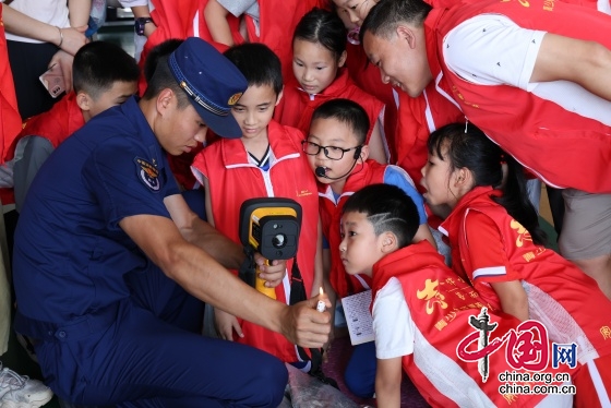 宜賓青少年志愿服務(wù)隊走進消防站，致敬“火焰藍”