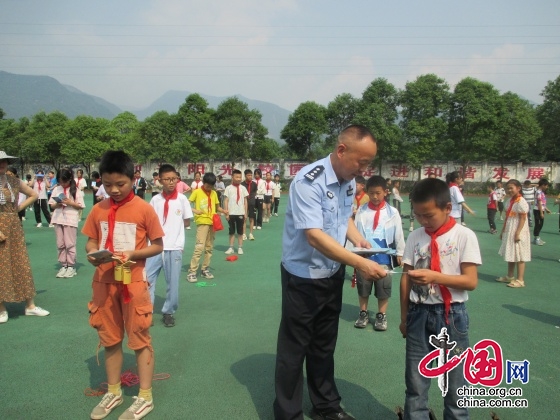 绵阳市安州区雎水镇小学开展铁路爱路护路宣传活动