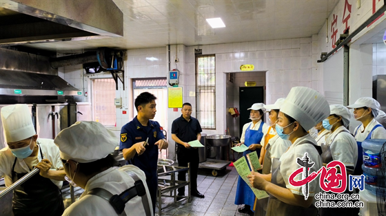 江油市花園小學(xué)食堂、門衛(wèi)人員積極參與滅火實(shí)戰(zhàn)演練活動(dòng)