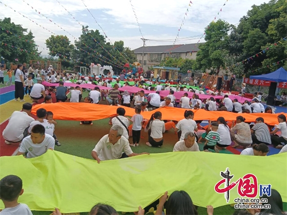 瀘州市江陽(yáng)區(qū)石寨幼兒園開展“萌娃慶六一 親子樂運(yùn)動(dòng)”親子活動(dòng)