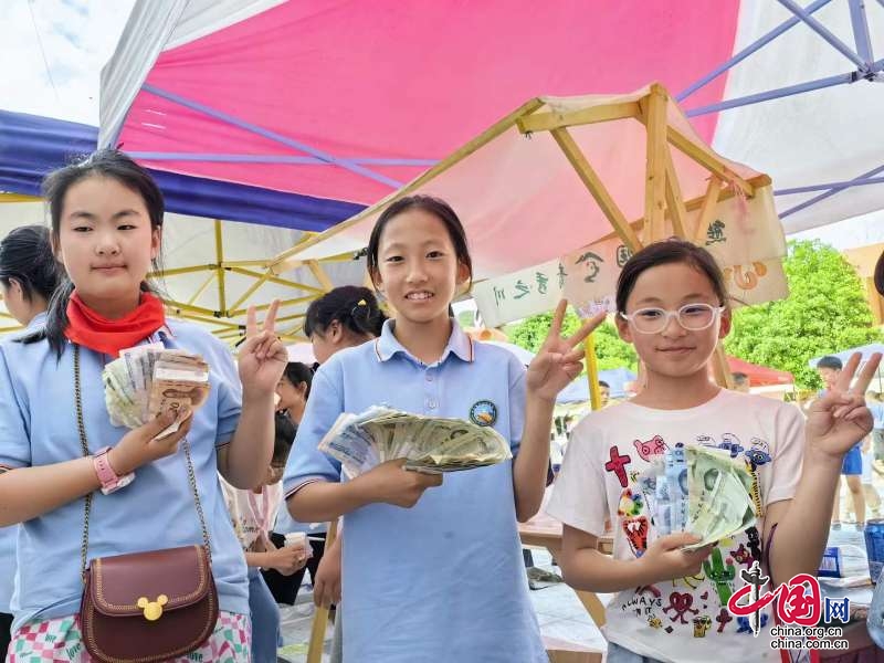 青川縣：歡慶“六一” 小學(xué)里辦起了“集市”