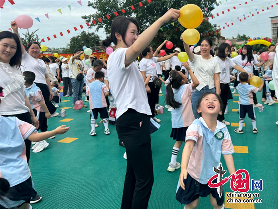 瀘州市江陽(yáng)區(qū)況場(chǎng)街道中心幼兒園開展慶“六一”親子活動(dòng)