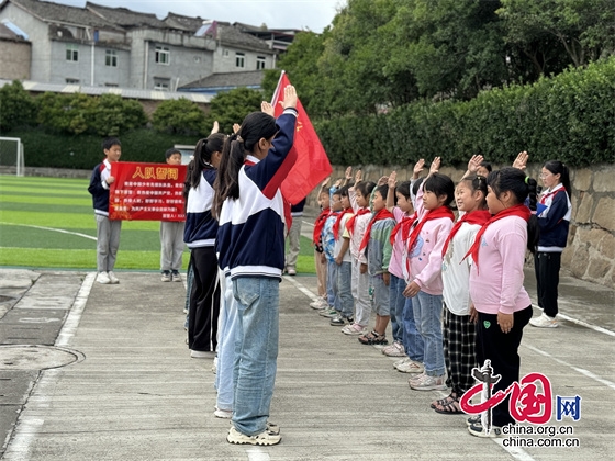 江油市東安小學(xué)開展“紅領(lǐng)巾愛祖國(guó) 爭(zhēng)做新時(shí)代好隊(duì)員”新隊(duì)員入隊(duì)儀式